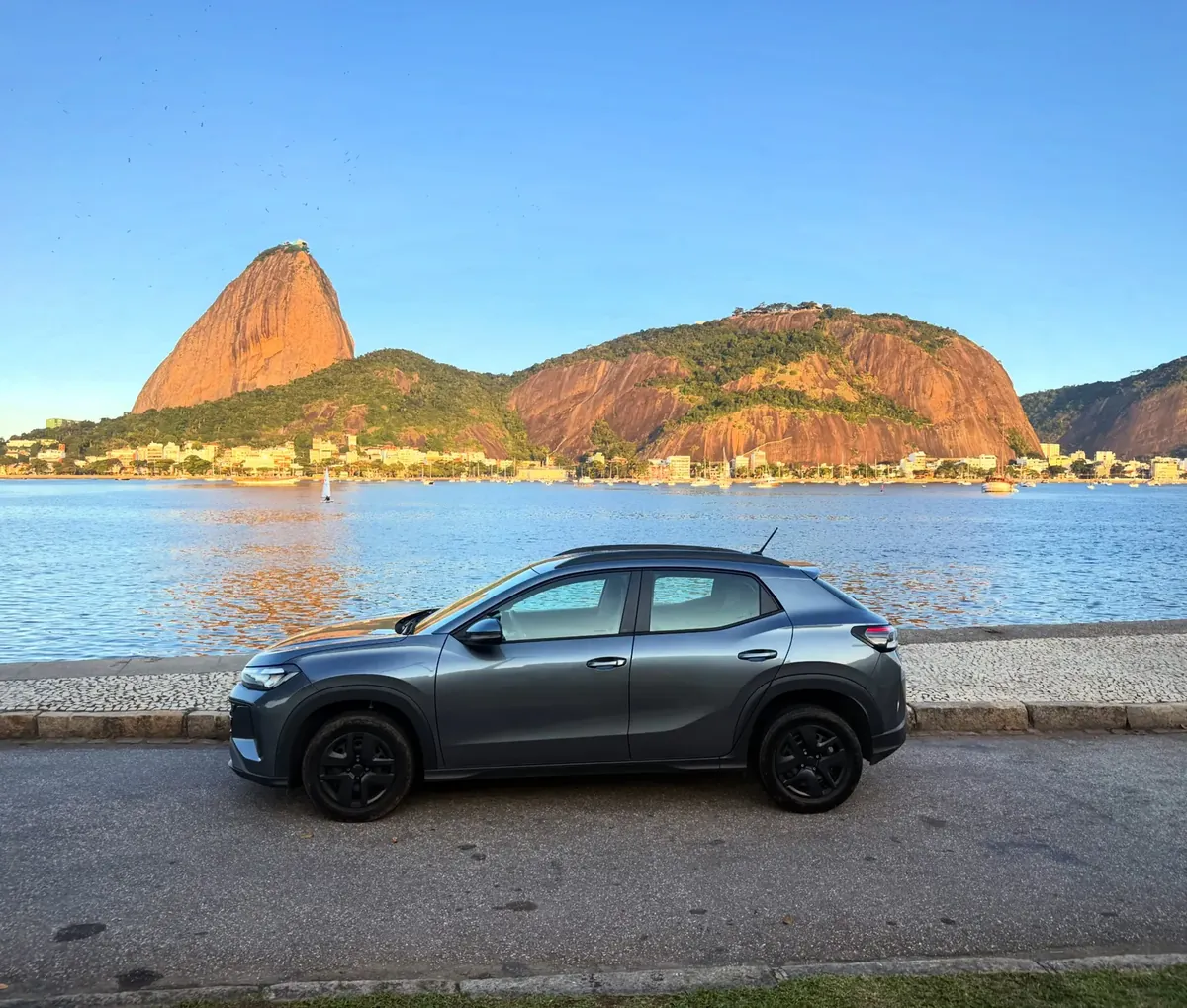Veículo utilizado em atendimento da Transfer Executivo Itaipava diante do Pão de Açúcar, no Rio de Janeiro